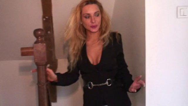 femme célibataire se fait niquer pendant un gang bang